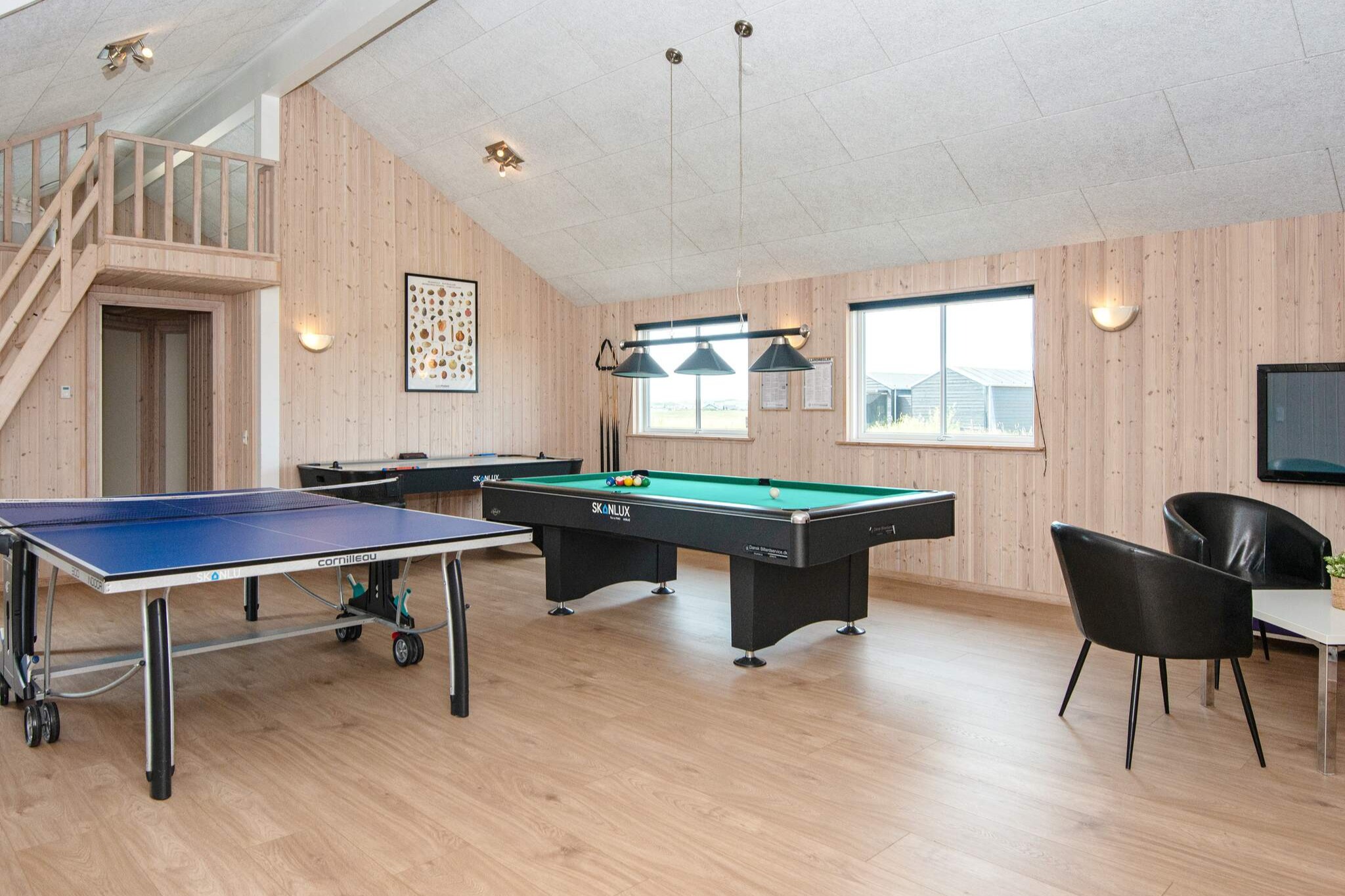 Aktivitetsrum i lyxstuga nr 293 med 9 sovrum och plats för 22 personer.