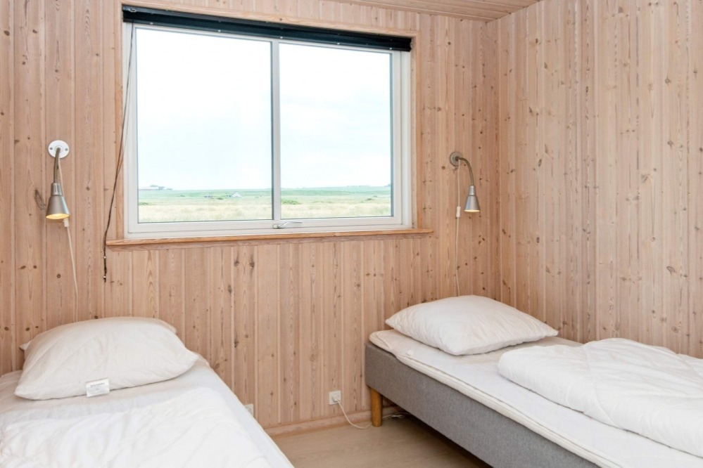 Ett av de 9 utmärkta sovrummen i lyxstuga nr 293 i Vestjylland.