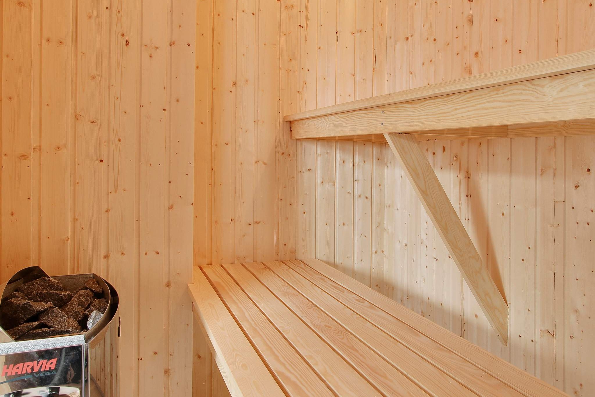 Njut av bastuvärmen i lyxstuga nr 293 för 22 personer