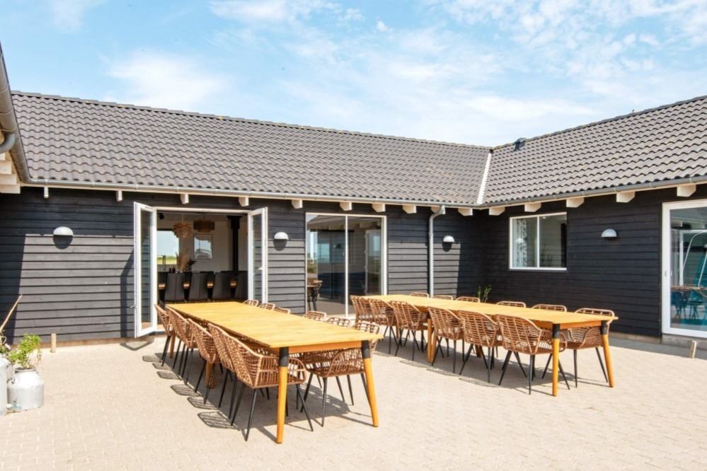 Lyxstuga nr 293 har en härlig terrass med sköna trädgårdsmöbler för 22 personer.