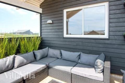 På terrassen i sommarhus nr 293 finns det plats för upp till 22 gäster.