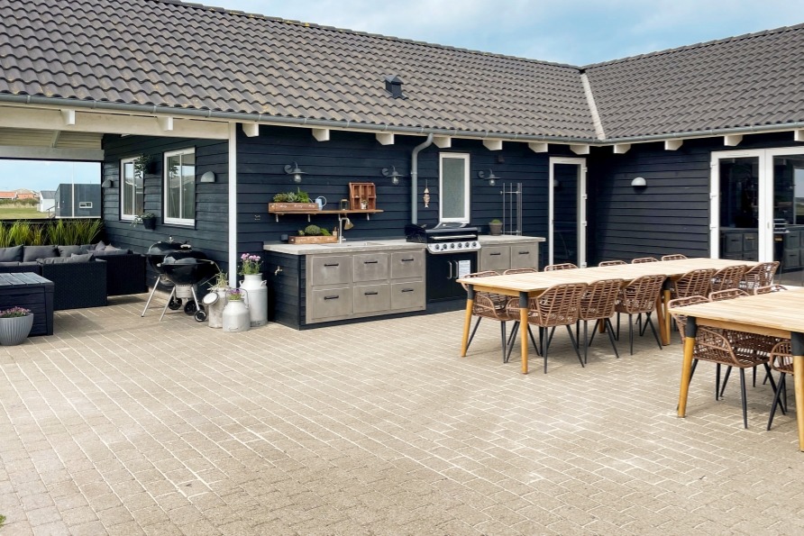 Stor terrass i lyxstuga nr 293 i Vestjylland.