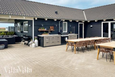 Stor terrass i lyxstuga nr 293 i Vestjylland.
