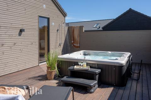 Njut av spabadets värme i lyxstuga nr 593 i Sydjylland