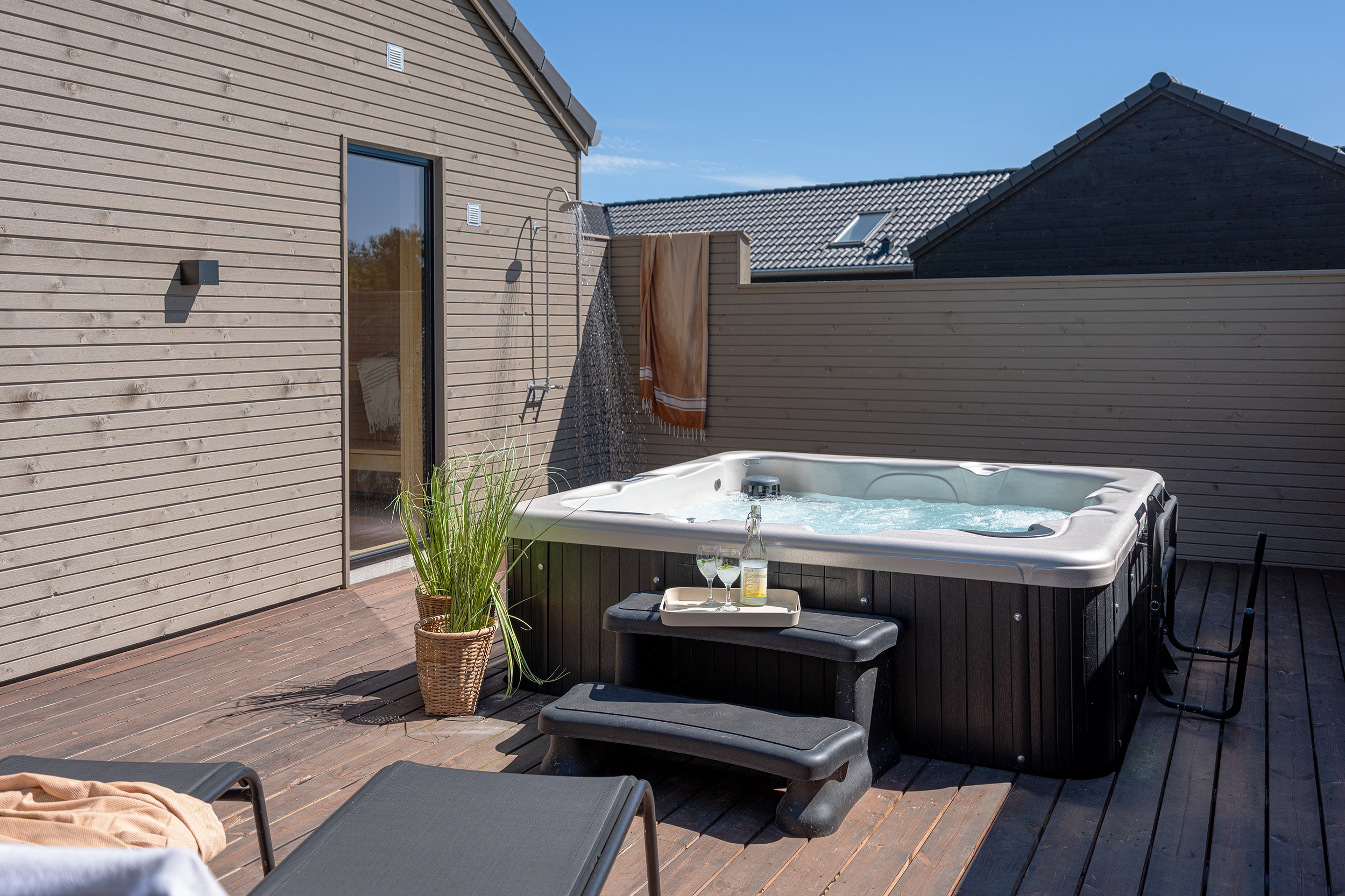 Njut av spabadets värme i lyxstuga nr 593 i Sydjylland