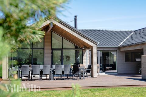 Den praktfulla poolstugan nr 593 med plats för 14 personer ligger i Sydjylland