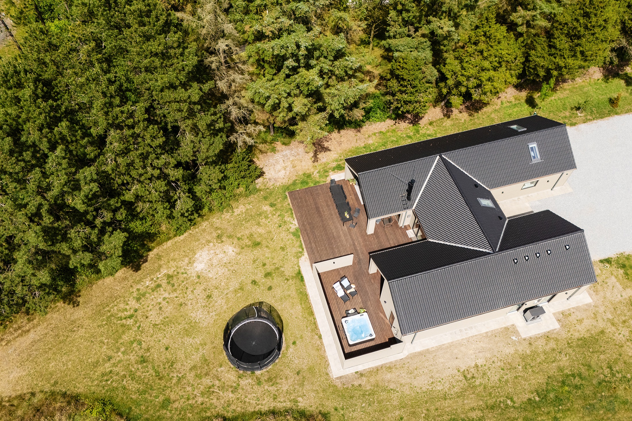 I Sydjylland ligger detta vackra poolhus nr 593 med plats för 14 personer.