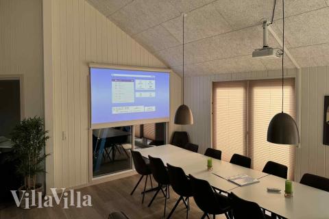 Vardagsrummet i lyxstuga nr. 608 har plats för 26 personer.