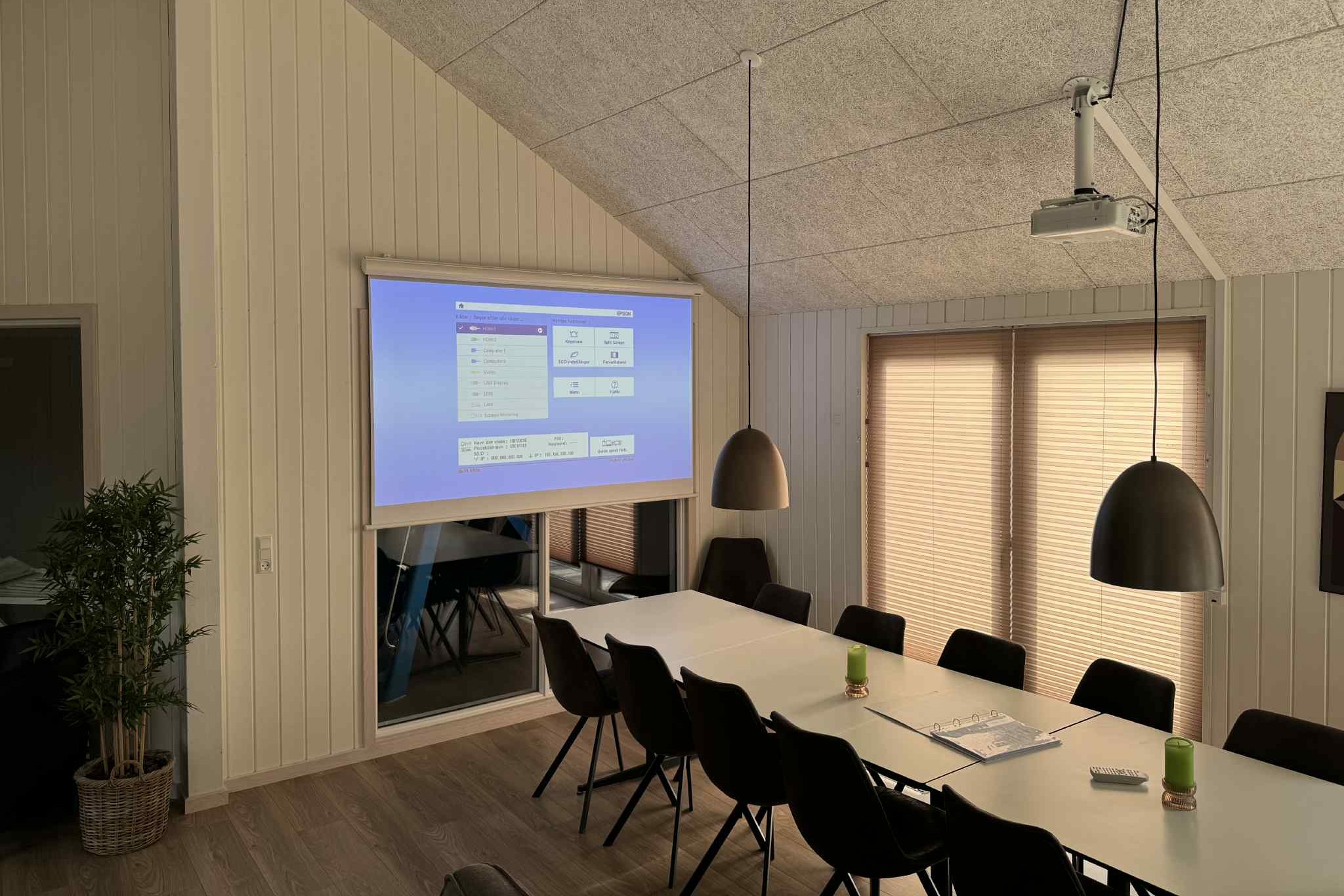 Vardagsrummet i lyxstuga nr. 608 har plats för 26 personer.