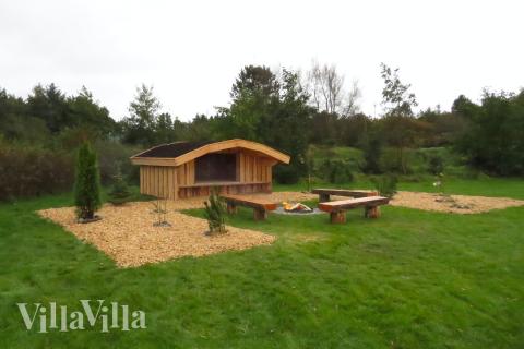 Till den trevliga sommarstugan nr 473 i Vestjylland erbjuds en mängd utomhusaktiviteter, t.ex. lektorn och gungor