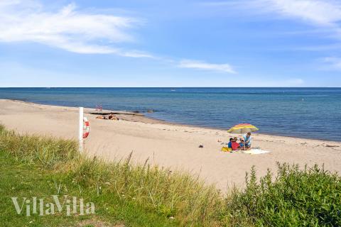 Stranden i närheten av lyxhus 919.