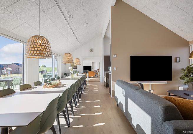 Det stora ljusa vardagsrummet i lyxstuga nr 901 för 24.