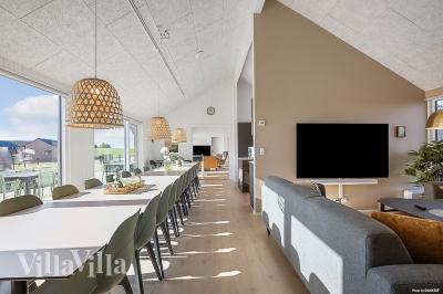 Det stora ljusa vardagsrummet i lyxstuga nr 901 för 24.
