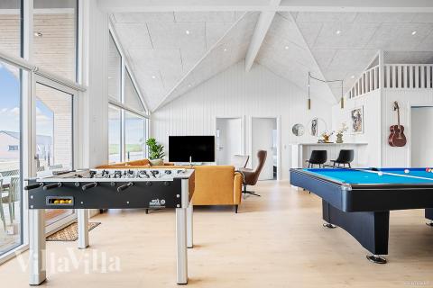 Lyxstuga 901 för 24 personer har ett stort aktivitetsrum med bl.a. biljard och dart