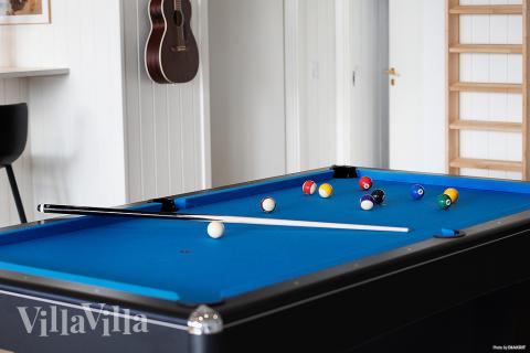 Aktivitetsrum i lyxstuga nr 901 med 8 sovrum och plats för 24 personer.