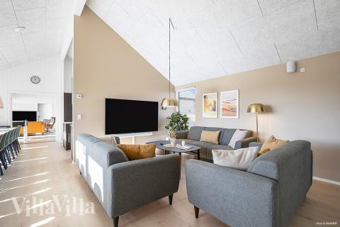 I soffhörnan i lyxstuga 901 i Fyn och öar kan ni spela brädspel eller titta på film tillsammans.