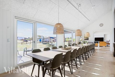 Vardagsrummet i lyxstuga nr. 901 har plats för 24 personer.