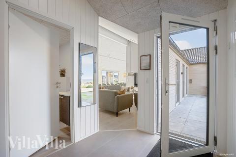 Den rymliga entrén i lyxstuga nr 901 i Fyn och öar