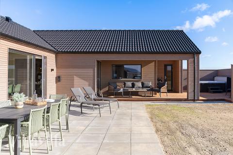 Lyxstuga nr 901 har en härlig terrass med sköna trädgårdsmöbler för 24 personer.