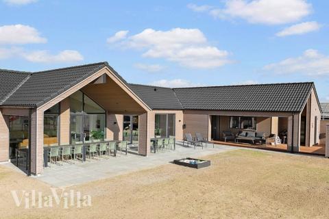 Den tjusiga sommarstugan nr 901 med gott om plats för upp till 24 personer