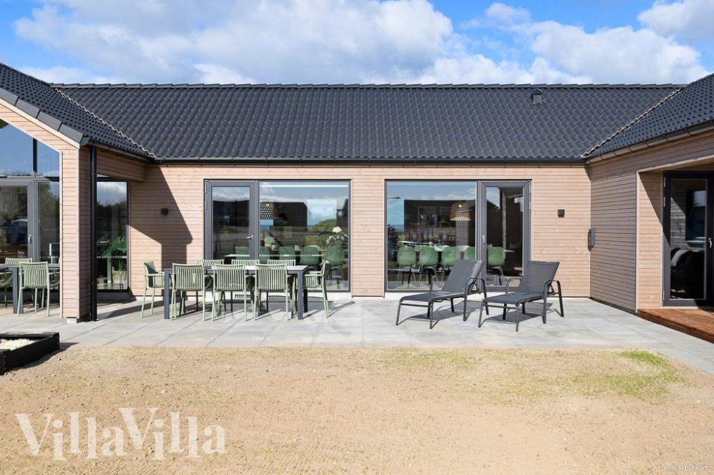 Njut av en grillkväll på terrassen i lyxstuga nr 901 i Fyn och öar