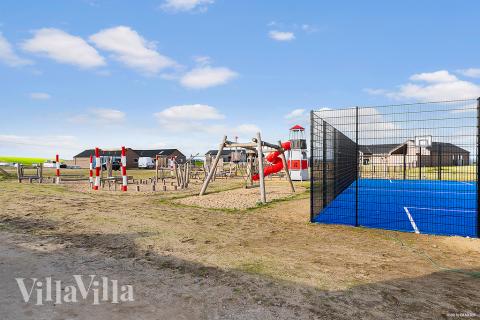 Till den trevliga sommarstugan nr 901 i Fyn och öar erbjuds en mängd utomhusaktiviteter, t.ex. lektorn och gungor