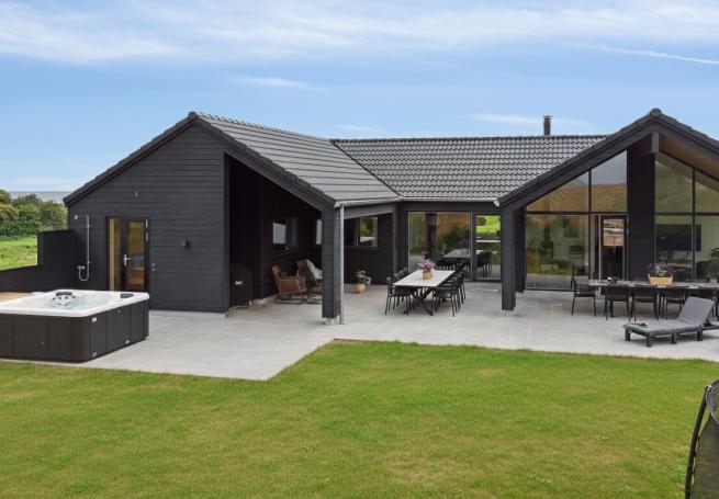 Den praktfulla poolstugan nr 668 med plats för 16 personer ligger i Fyn och öar