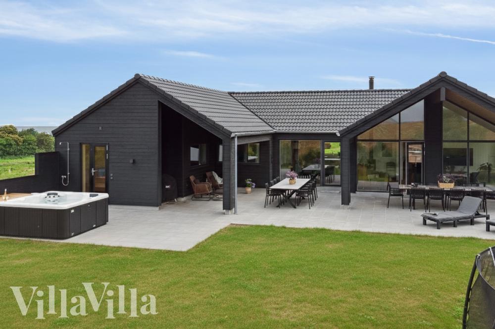 Den praktfulla poolstugan nr 668 med plats för 16 personer ligger i Fyn och öar