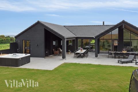 Den praktfulla poolstugan nr 668 med plats för 16 personer ligger i Fyn och öar