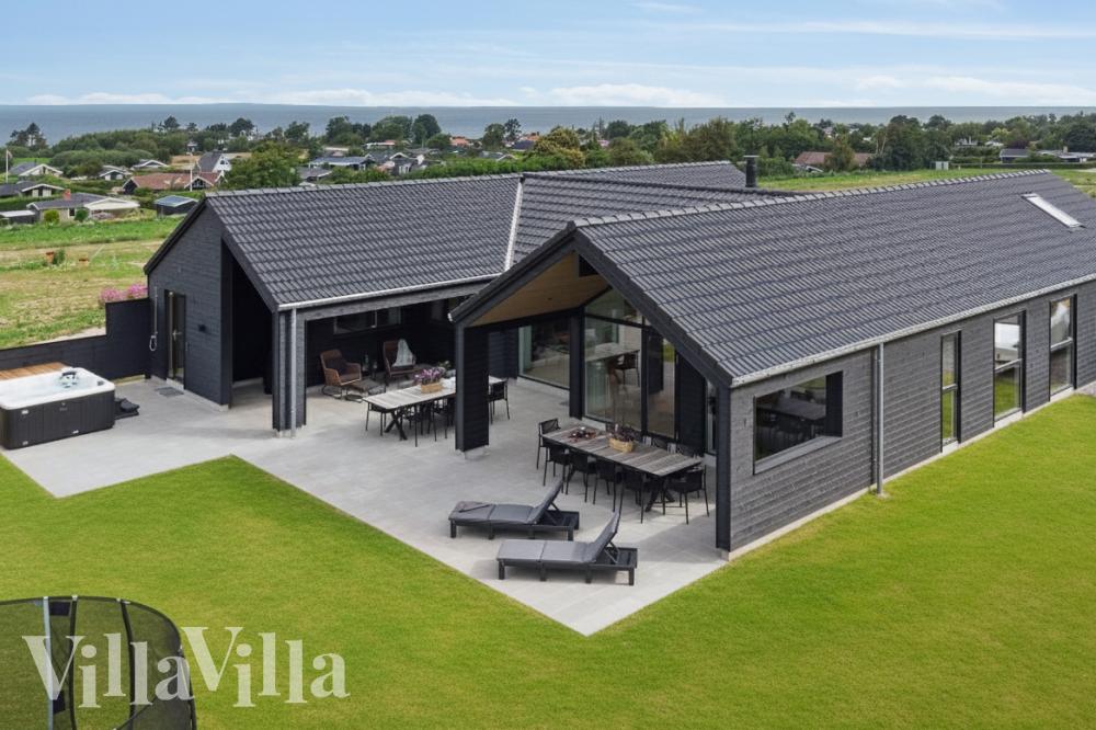 Den tjusiga sommarstugan nr 668 med gott om plats för upp till 16 personer