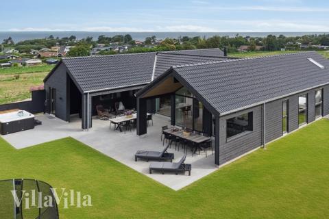 Den tjusiga sommarstugan nr 668 med gott om plats för upp till 16 personer