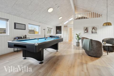 Förutom de många timmar som du kan tillbringa i stugans poolavdelning erbjuder lyxstuga 912 även biljard, bordtennis och dart