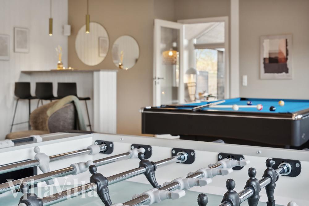 Lyxstuga 912 för 18 personer har ett stort aktivitetsrum med bl.a. biljard och dart