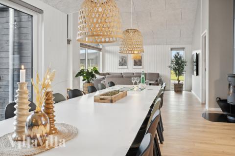 Det stora ljusa vardagsrummet i lyxstuga nr 912 för 18.