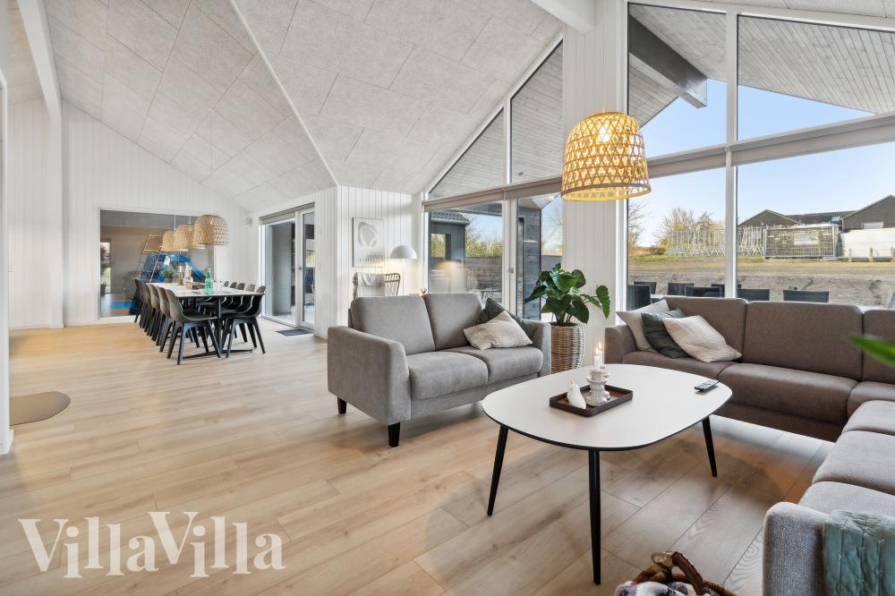 I soffhörnan i lyxstuga 912 i Lolland/Falster/Møn kan ni spela brädspel eller titta på film tillsammans.