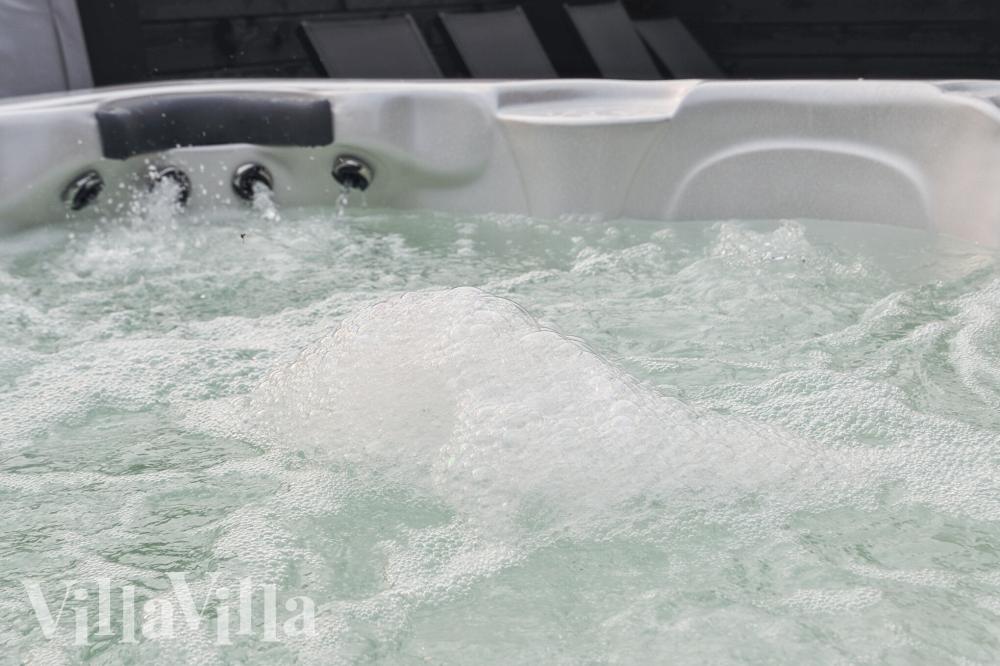 Njut av spabadets värme i lyxstuga nr 912 i Lolland/Falster/Møn