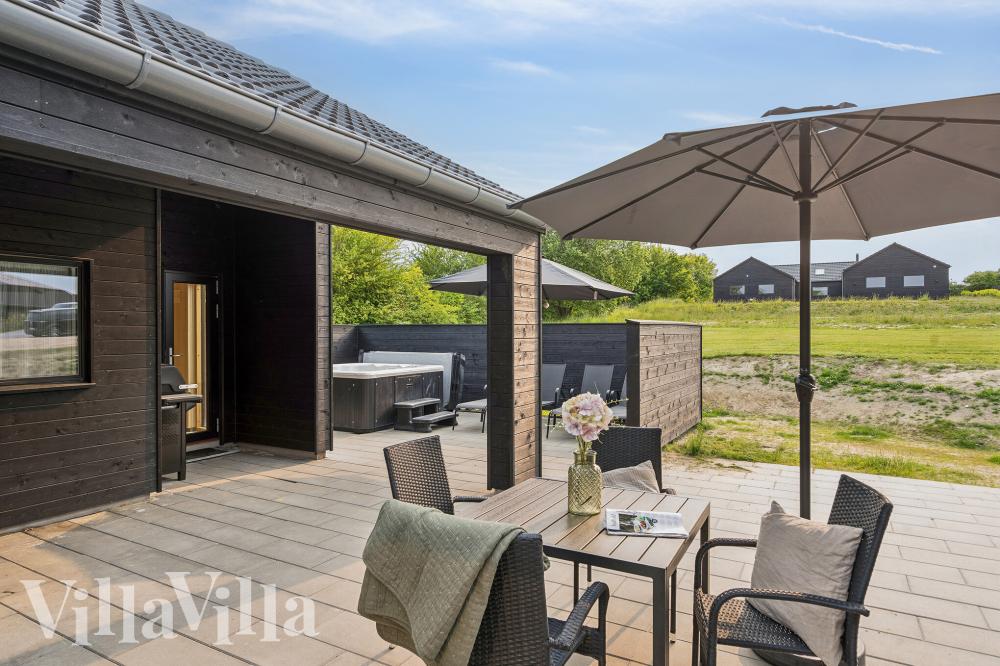 På terrassen i sommarhus nr 912 finns det plats för upp till 18 gäster.