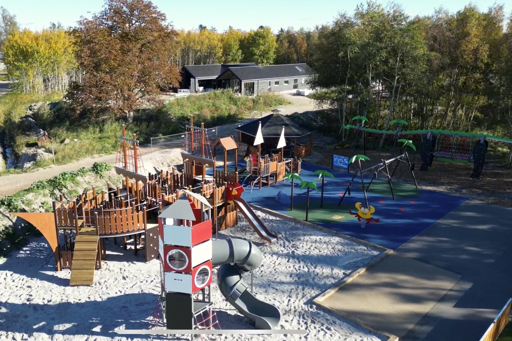 Förutom de många timmar som du kan tillbringa i stugans poolavdelning erbjuder lyxstuga 910 även många utomhusaktiviteter