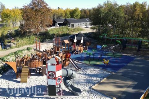 Förutom de många timmar som du kan tillbringa i stugans poolavdelning erbjuder lyxstuga 911 även många utomhusaktiviteter