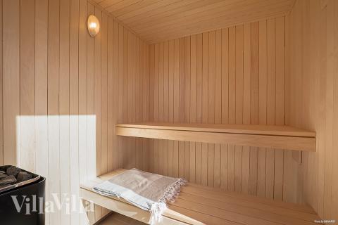 Njut av bastuvärmen i lyxstuga nr 913 för 24 personer