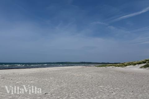 Stranden i närheten av lyxhus 913.