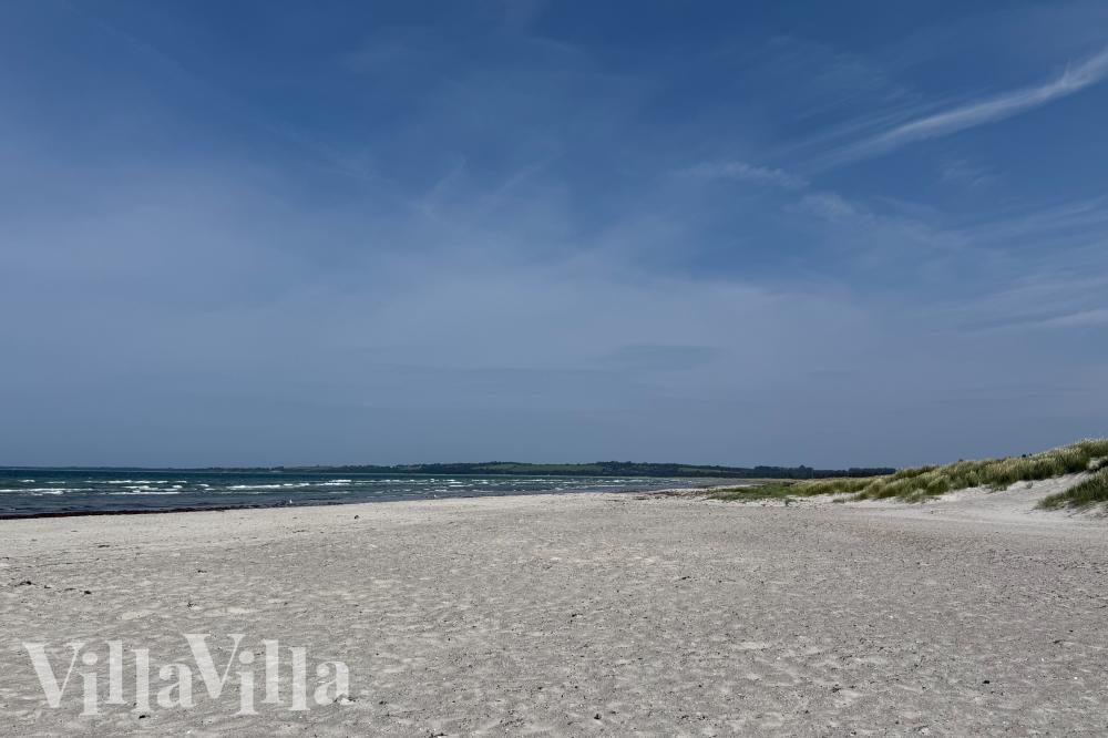 Stranden i närheten av lyxhus 913.