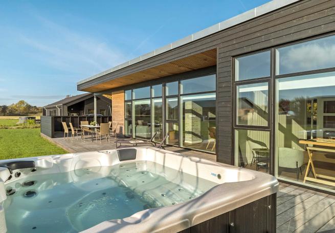 Njut av spabadets värme i lyxstuga nr 936 i Limfjorden