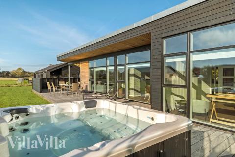 Njut av spabadets värme i lyxstuga nr 936 i Limfjorden