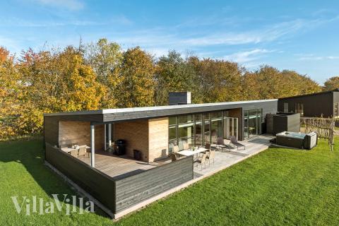 Den behagliga spastugan nr 936 med plats för 10 personer ligger i Limfjorden