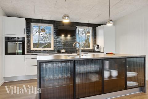 Köket i lyxstuga nr 936 är utrustat så att ni kan laga mat till 10 personer.