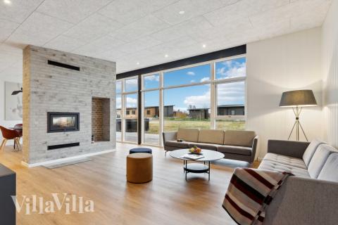 I soffhörnan i lyxstuga 936 i Limfjorden kan ni spela brädspel eller titta på film tillsammans.