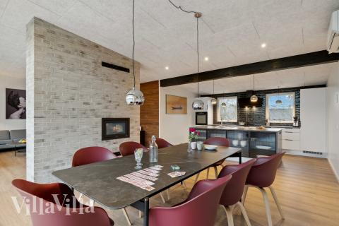 Det stora ljusa vardagsrummet i lyxstuga nr 936 för 10.