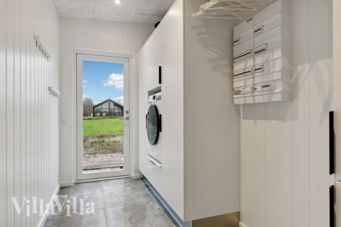 Den rymliga entrén i lyxstuga nr 936 i Limfjorden