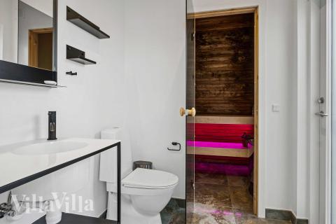 Ett duschrum finns i lyxstuga nr 936 för 10 personer.